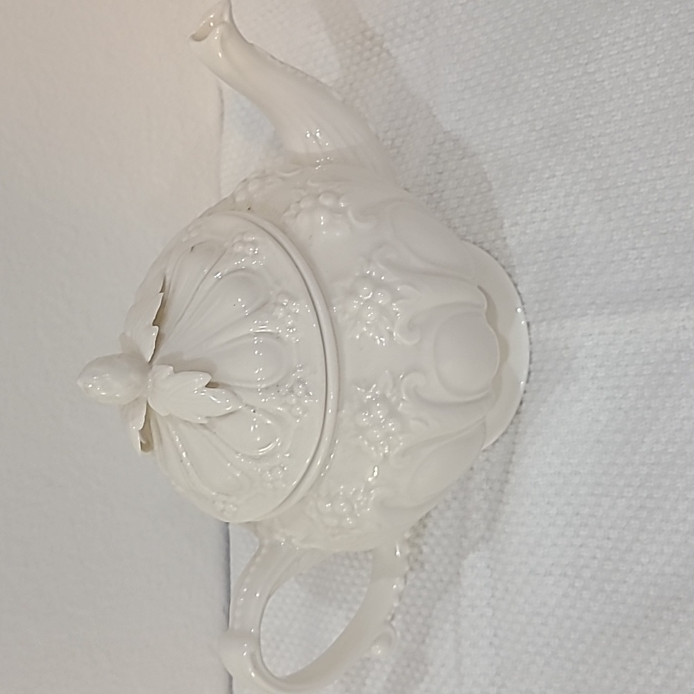 I. GODINGER & CO. European style tepot.